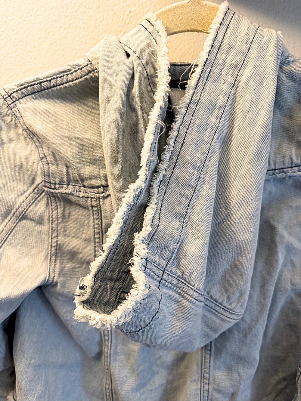 Free People Light Wash Denim Jacket Raw Hem - Picture 2 of 4